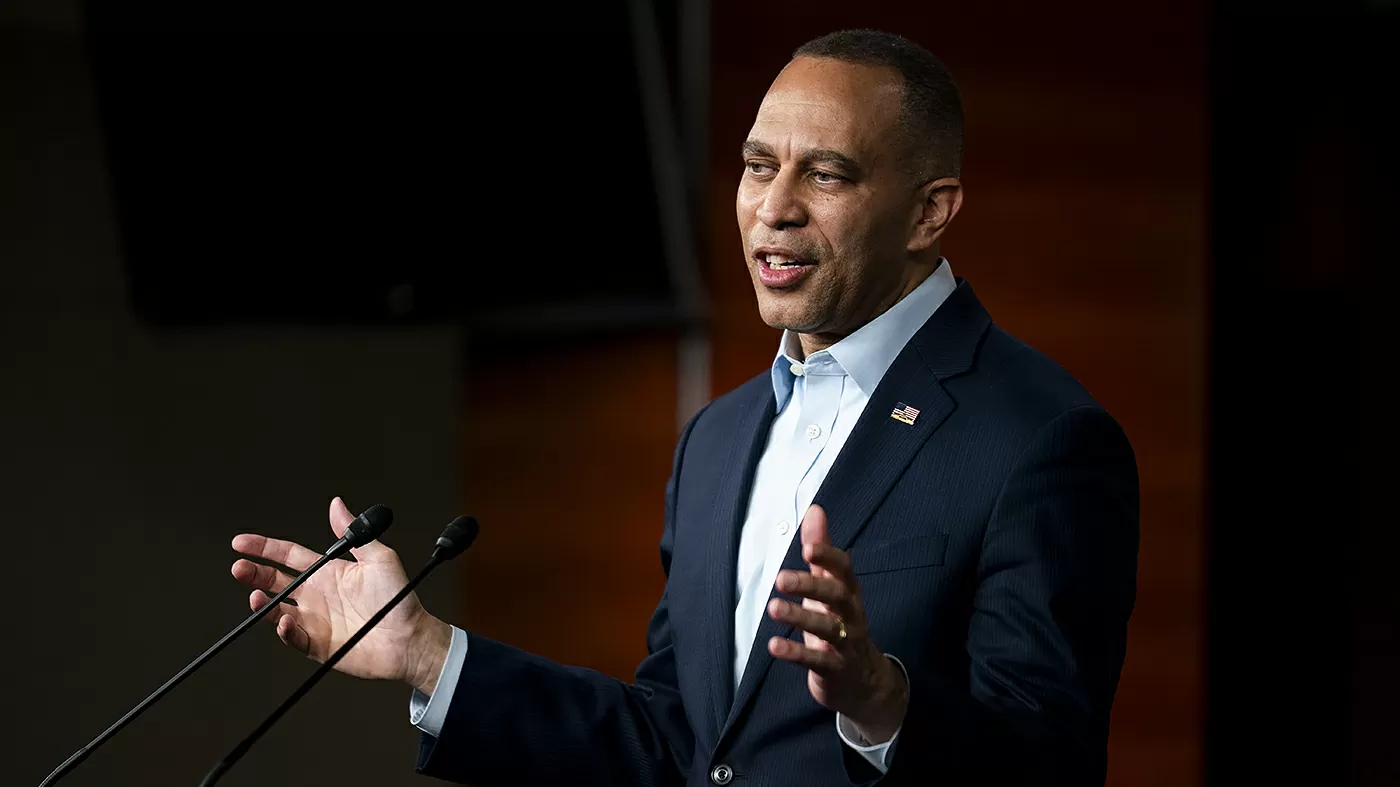 Jeffries: Dems expect DOJ to comply with law to release Epstein files