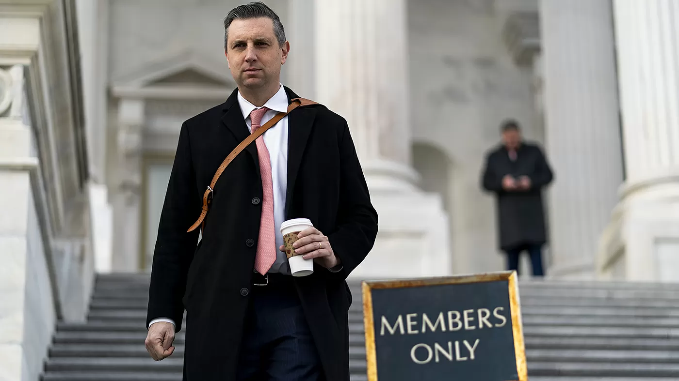 Democrats to introduce stock trading discharge petition next year