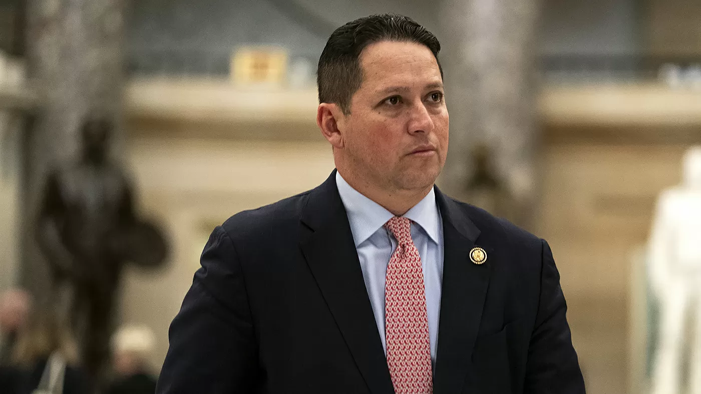 Gonzales admits to having an affair, calls it a 'mistake' and 'lapse of judgment'