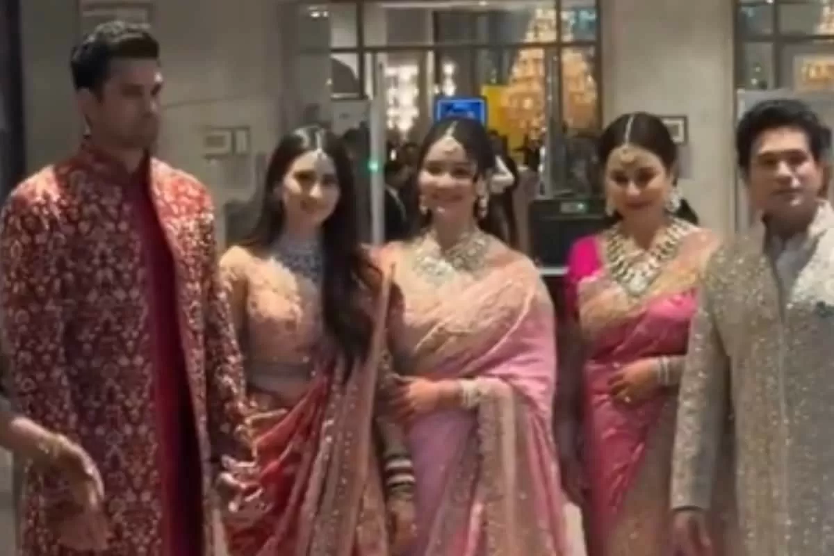 Watch: Arjun Tendulkar, Saniya Chandhok Pose For Family Photo After Wedding