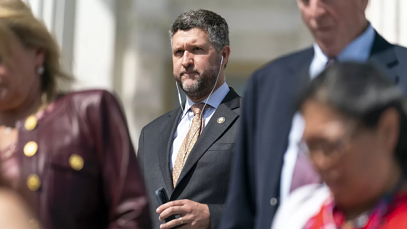 Democrat mocks Mullin for remarks on 'smell' and 'taste' of war: 'Call of Duty doesn’t count'