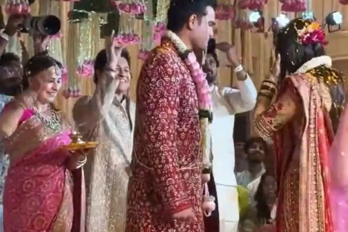 Arjun-Saaniya's Wedding Video Surfaces, Sachin Tendulkar Showers Flowers | Watch