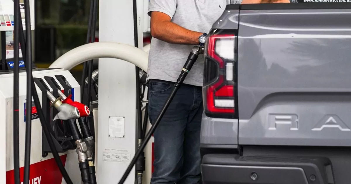 Australian Government tells motorists to drive less, close their windows and pump up their tyres amid fuel shortages